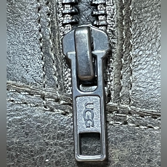 UGG Blayre Boot IV in excellent Condition us size 7 metallic Combat green - Picture 9 of 14